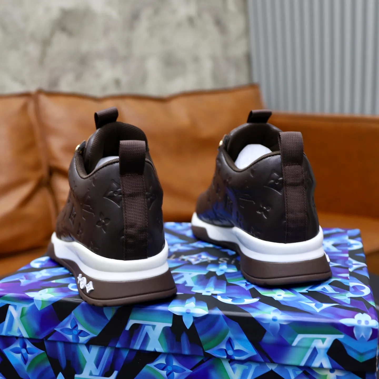 Factory price: 520💰【LV】Louis Vuitton is a high-end brand of men's shoes, new models on the market, top luxury brand, the latest fashionable casual men's shoes, trendy and versatile style, relaxed and sporty style, calfskin upper and ultra-fine workmanship. The original personalized fashionable rubber wear-resistant outsole is light and comfortable on the foot. Code number: 39-44 (45, 46 customized)